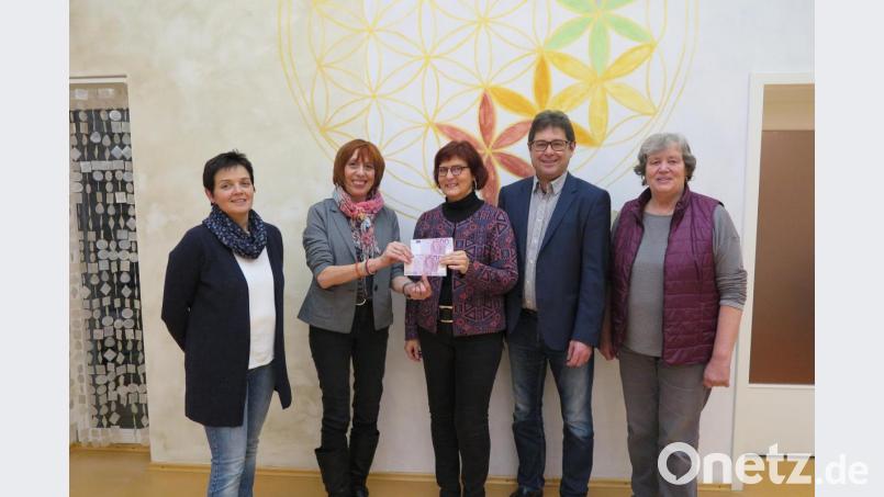 Zwei nagelneue 500 Euro Scheine übergaben Ursula und Stefan Prechtl (Dritte und Vierter von links) an Jutta Deiml. Mit dabei waren bei der Spendenübergabe im Balance auch Claudia Schlosser (links) und Ilka Spiegler (rechts). Bild: jzk