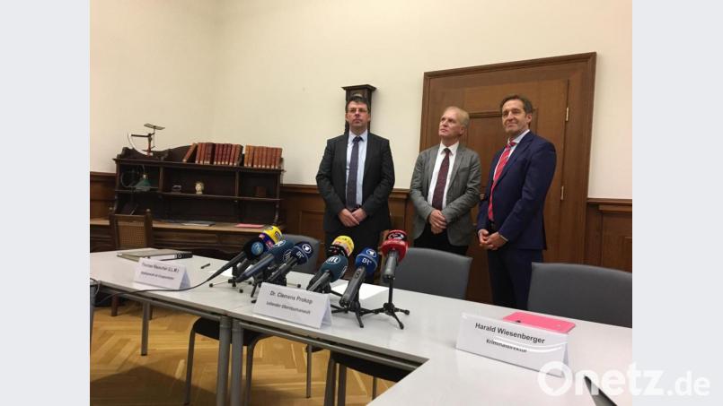 Pressekonferenz in Regensburg: Staatsanwalt Thomas Rauscher (von links), Leitender Oberstaatsanwalt Dr. Clemens Prokop und Kriminaldirektor Harald Wiesenberger. Bild: ca