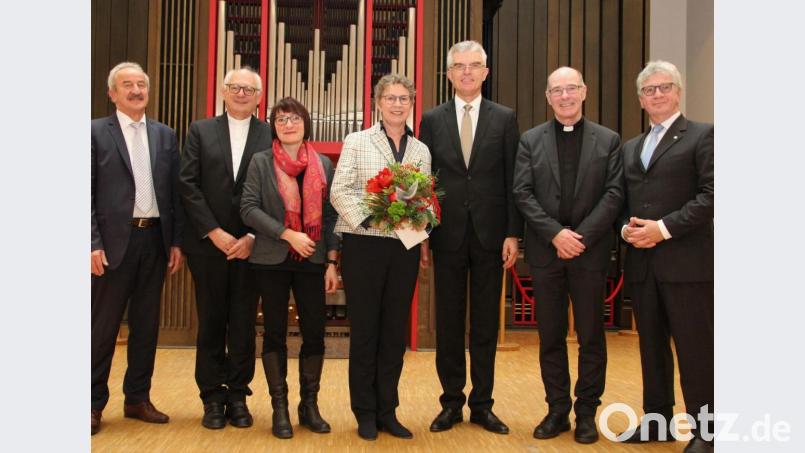 Christine Lohse (Mitte) zusammen mit (von rechts): Peter Tezzele, Dompropst Franz Frühmorgen, Domkapellmeister Christian Heiß, Elternbeiratsvorsitzende Petra Pfaffenheuser, Domdekan Johann Neumüller und Ministerialbeauftragter Franz Xaver Huber. Bild: Weigl/Domspatzen