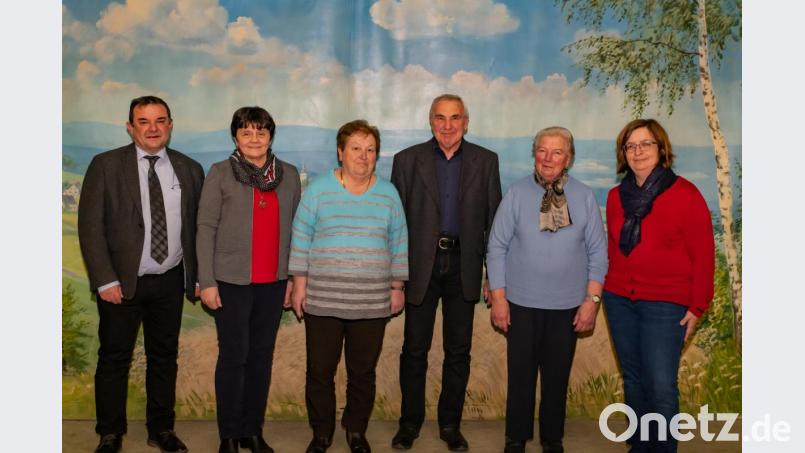 Ehrungen bei der Pfarrversammlung (von links): Pfarrer Konrad Amschl, Monika Lang (30 Jahre Reinigungsdienst), Herta Meindl, Richard Höcht und Meta Schuller (jeweils aus dem Pfarrgemeinderat verabschiedet) und Theresa Meindl. Bild: wms