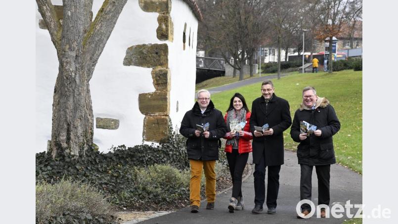 (von links) Kulturreferent Fabian Kern, Bianca Spies von der Tourist-Info, Reiner Volkert vom Kulturamt und Oberbürgermeister Michael Cerny stellten gemeinsam den neuen Flyer für die "Stadtführungen 2020" vor. Bild: Petra Hartl