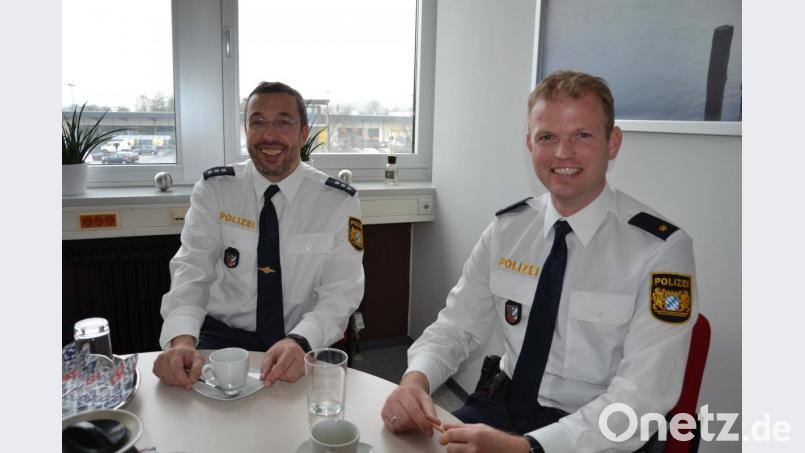 Unfallprävention und Aufklärung hat bei der Verkehrspolizei (VPI) Amberg höchste Priorität. Deshalb standen der Leiter der VPI, Polizeirat Tobias Mattes (rechts) und der stellvertretende Leiter der Autobahnpolizeistation Schwandorf, Polizeihauptkommissar Josef Roidl, im Gespräch mit Oberpfalz-Medien Rede und Antwort. Bild: kmo