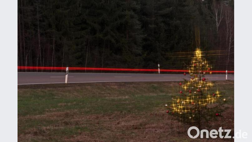 Jetzt strahlt er wieder auf seiner Wiese an der Straße zwischen Tirschenreuth und Wondreb, der &quot;Christbaum der Herzen&quot;.. Bild: tr