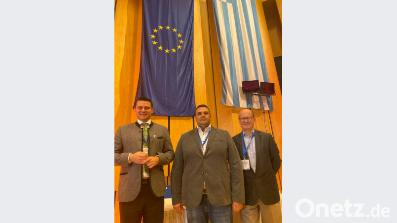 Landrat Thomas Ebeling, Abteilungsleiter Pavlos Pampouchidis und Kulturreferent Franz Pfeffer (von links) nahmen an der Jahresversammlung der deutsch-griechischen Versammlung in Erding teil. Bild: exb