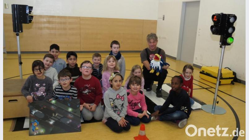 Der Rabe „Adacus“ mit André Helwig vermittelt den Kindern der ersten Klasse an der Gerhardinger-Schule spielerisch das richtige Verhalten an der Ampel und am Zebrasteifen. Bild: Dobmeier