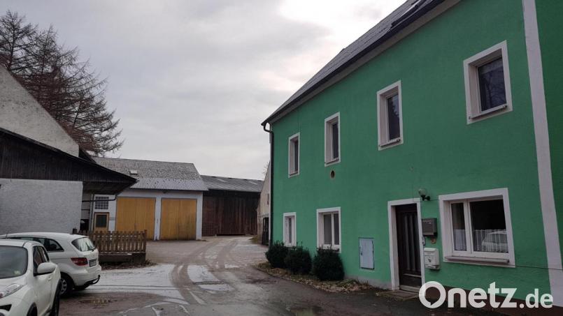 Das vom Markt Moosbach erworbene Weiß-Areal besteht aus Wohnhaus (grün), Stall und Nebengebäude. Der Stall und einige Nebengebäude (hinten) werden abgebrochen. Das Wohnhaus bleibt stehen. Das freie Gelände soll als Zufahrt zum Betreuten Wohnen dienen. Bild: gi