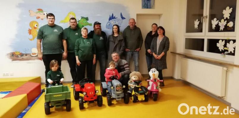 Die Mitglieder des Zapfwellenstammtisches &quot;Alt`s Glump&quot; spenden an die Eltern-Kind-Gruppe Oldtimer--Traktoren. Möglich gemacht hat die Aktion Ingolf Balzereit (hinten, Dritter von rechts). Bild: sei