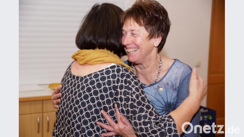 Bezirksvorsitzende Elke Burger (li) zeichnete Vorsitzende des örtlichen Zweigvereins Renate Hirschmann mit der Goldenen Ehrennadel aus. Bild: bkr