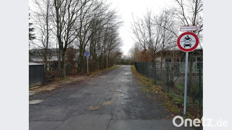 An dieser Stelle ist derzeit für Kraftfahrzeuge Schluss, was sich aber im kommenden Jahr ändern wird: Wegen des geplanten Kindergartens der Lebenshilfe wird die Pechofener Straße verlängert. Bild: lnz