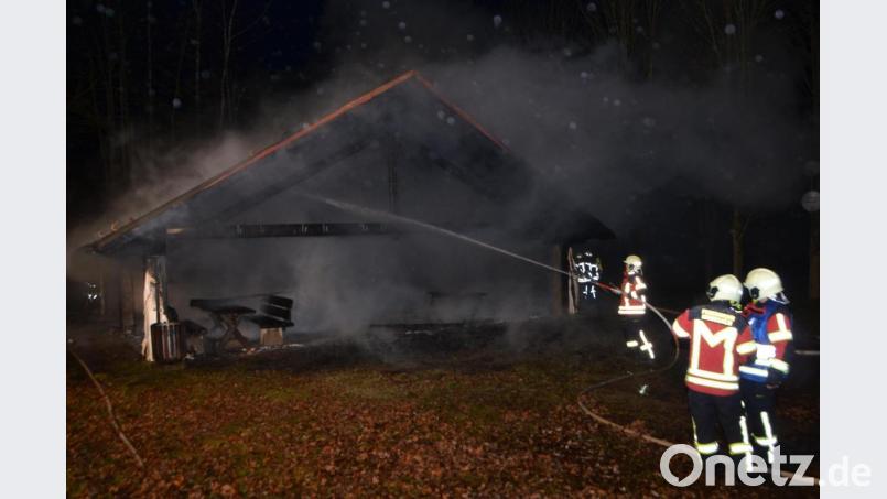 Das Feuer zerstört am Donnerstagabend gegen 18 Uhr das komplette Kiosk-Gebäude im Kurpark Gruberbachtal. Bild: dob
