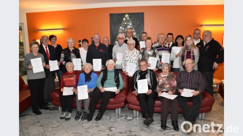 Der BRK-Seniorenclub &quot;Frohsinn&quot; ehrt Gründungsmitglieder und weitere Engagierte. Bild: hcz
