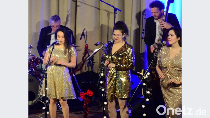 Großen Anteil am Erfolg haben Begleitband und der Backupchor &quot;Divettes&quot;. Bild: Kunz