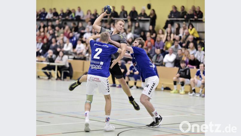 Das zweite Derby binnen drei Wochen steht für die HG Amberg – im Bild Paul Rössle (Mitte) – am Samstag auf dem Programm. Im ersten gab es gegen Spitzenreiter SG Auerbach/Pegnitz eine 25:31-Niederlage. Diesmal kommt der unmittelbare Nachbar HC Sulzbach. Bild: Hubedrt Ziegler