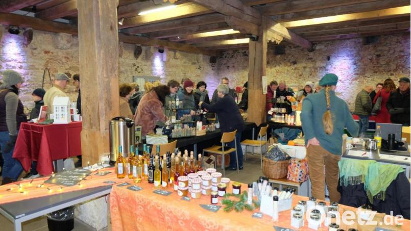 Die Verkaufsstände im Zehentkasten der Burg Dagestein waren immer dicht belagert und das vielseitige Angebot begeisterte die Besucher. Bild: Stefanie Gradl