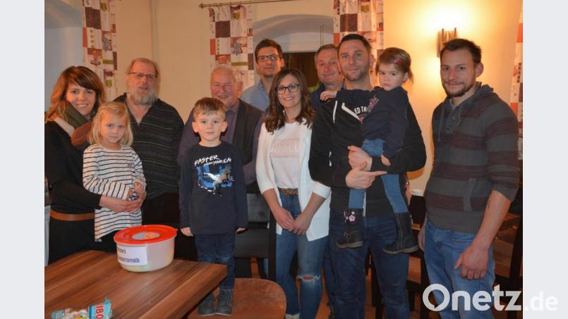 50 Gewinner wurden im Rahmen der Konnersreuther Weihnachtsverlosung ermittelt. Bei der Ziehung der Gewinnnummern mit dabei waren (von links) Sabrina Wenisch mit &quot;Glücksfee&quot; Finnja, Pater Benedikt Leitmayr, &quot;Glücksfee&quot; Leo Heinritz, Altbürgermeister Michael Hamann, Wolfgang Pötzl, Julia Wörner, &quot;Kopf-hoch&quot;-Vorsitzender Edgar Wenisch, Andreas Heinritz mit &quot;Glücksfee&quot; Ella sowie Tobias Lauterbach. Bild: jr