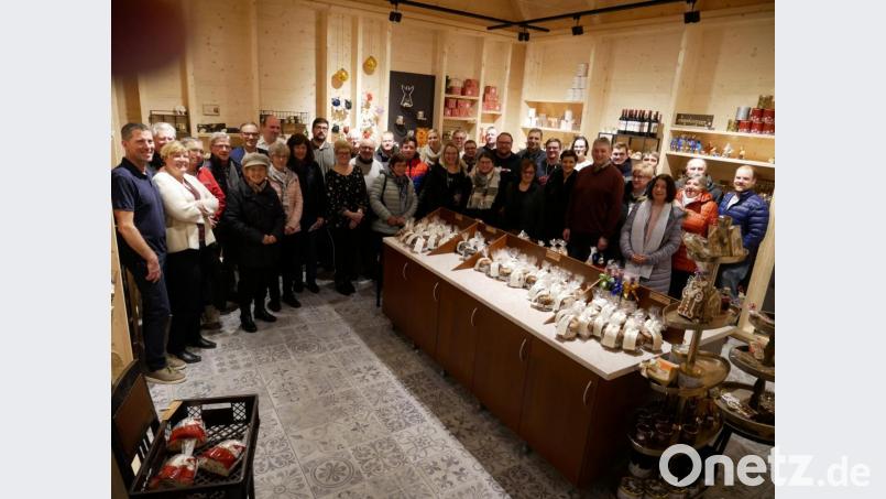 Die Besuchergruppe von CSU, Frauen-Union und Junger Union Waldsassen im neuen Verkaufsraum der Lebkuchenmanufaktur Rosner mit Wolfgang und Karin Neumann (von links) sowie Ortsvorsitzendem Markus Scharnagl (Achter von rechts) und Bürgermeister Bernd Sommer (Sechster von links). Bild: hmr