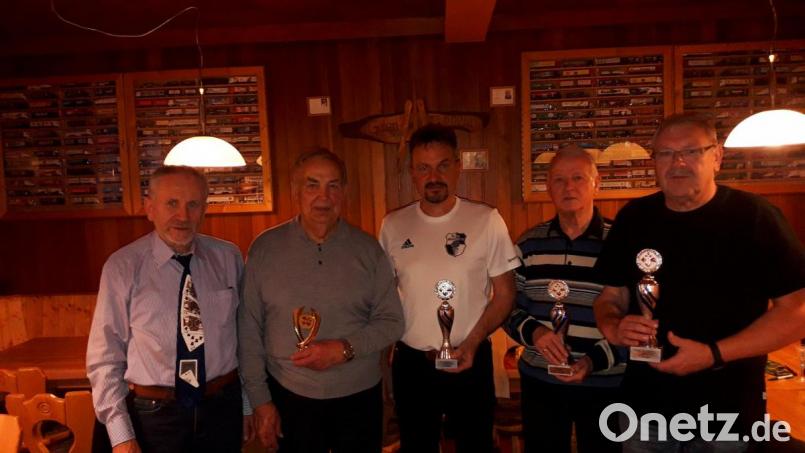 Vorsitzender Georg Matthes (links) gratuliert Horst Priebe zu dessen Erfolg. Mit im Bild sind Manfred Hüner, Ralf Malik und Pechvogel Robert Schusser. Bild: exb