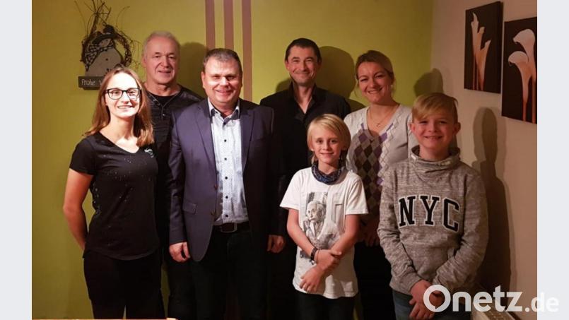 Vorsitzender Martin Konz (hinten Mitte) und Dirigent Norbert Zimmermann (hinten links) freuen sich, dass die drei Nachwuchsmusiker Max Fütterer (vorne rechts), Georg Forster jun. (vorne 2. von rechts) und Sarah Hilmer (nicht im Bild) schon bei den Großen integriert werden konnten und hier ab sofort an ihren Instrumenten unterstüzen. Bild: exb