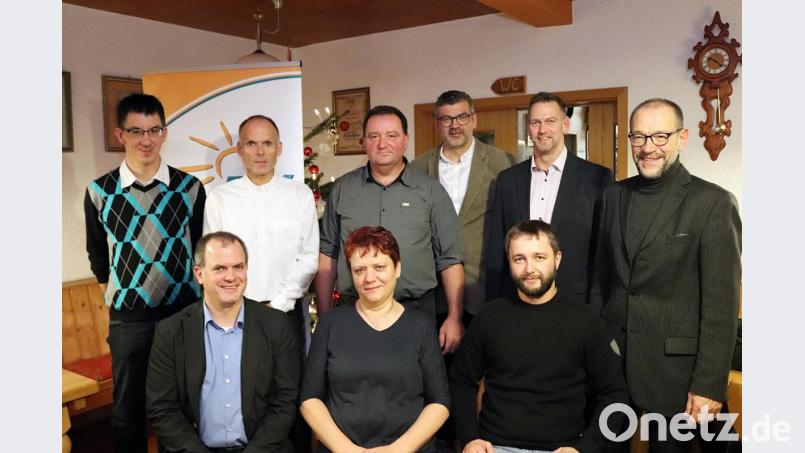 Im Bild die Nominierten der Freien Wähler für den Gemeinderat um Vorsitzenden Holger Götz (vorne, links) mit den Wahlleitern Karl Lorenz und Thomas Riedl aus Eschenbach (stehend, von links). Bild: jma