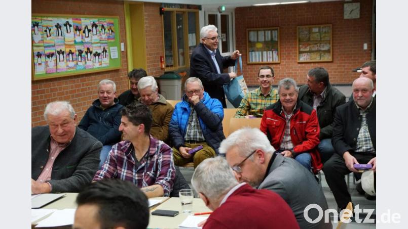 Zarte, hauchdünne Schokoladenherzen schenkte Josef Hecht zum Schluss der letzten öffentlichen Sitzung allen Zuhörern. Bild: bkr
