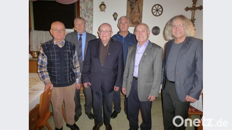 Beim Weihnachtsstimmtisch des Weidener Postverbands ehrt Bernhard Hübl (rechts) die Mitglieder. Bild: bk