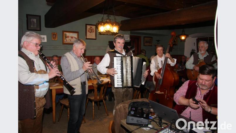 Ein Garant für die Stimmung beim Nominierungsabend in der Stefflwirtsstube war auch die Falkenberger Zoiglmusik, die in den Pausen kräftig aufspielte. Bild: wro