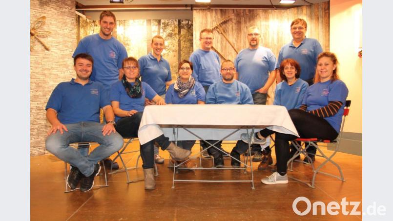 "Wir sind gerüstet", freut sich die Theatergruppe um Regisseur Max Zehent (hinten, rechts) schon auf die Vorstellungen. Bild: pi