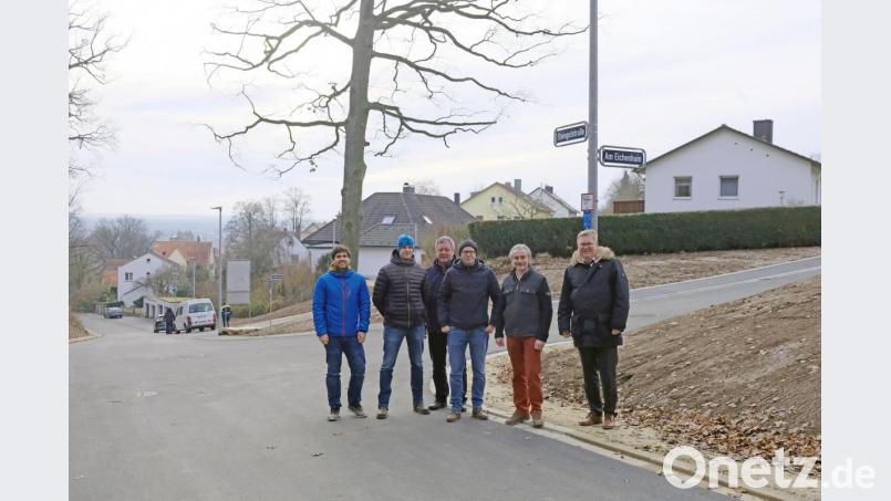 Oberbürgermeister Michael Cerny (rechts) und die Baufachleute freuen sich über die Beendigung der Arbeiten an der Steingutstraße. Bild: Susanne Schwab, Stadt Amberg/exb