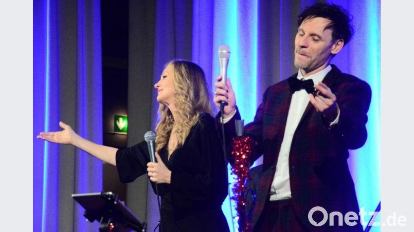 Lisa Wahlandt und Markus Engelstädter müssen &quot;A special Night before Christmas&quot; ohne die erkrankte Steffi Denk stemmen. Bild: Kunz