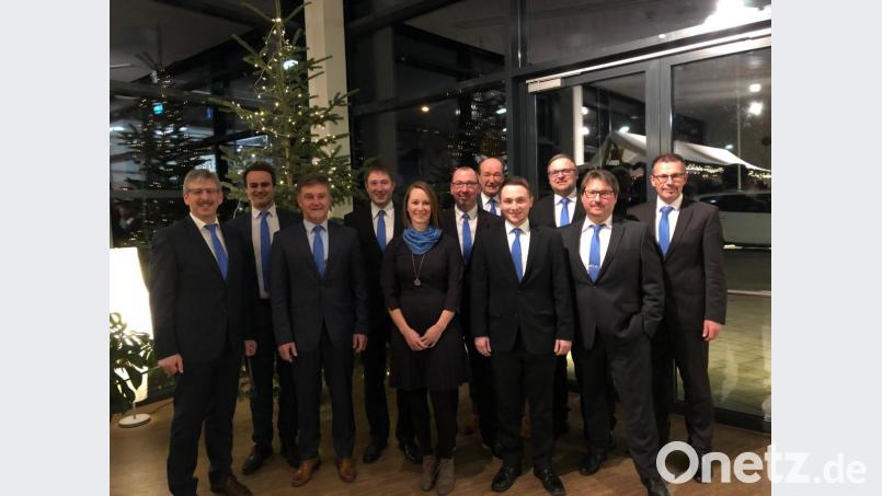 Für pfiffige Innovationen und Weiterbildung bedankten sich die vier Vorstände bei der Weihnachtsfeier der örtlichen Raiffeisenbank bei ihren Mitarbeitern. Bild: mez