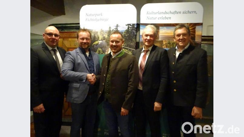 Jörg Hacker (Mitte) wird neuer Geschäftsführer des Naturparks Fichtelgebirge. Das hat der Vorstand des Naturpark-Vereins einstimmig beschlossen. Mit im Bild von links Oliver Weigel und Ronald Ledermüller sowie von rechts Hermann Hübner und Karl Döhler. Bild: exb