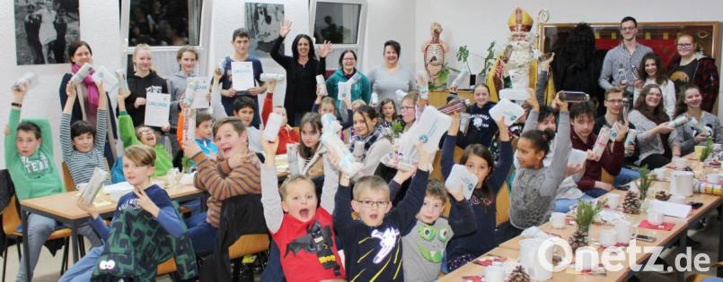 Urkunden und Geschenke gabs bei der Weihnachtsfeier des Jugendrotkreuzes. Bild: Picasa