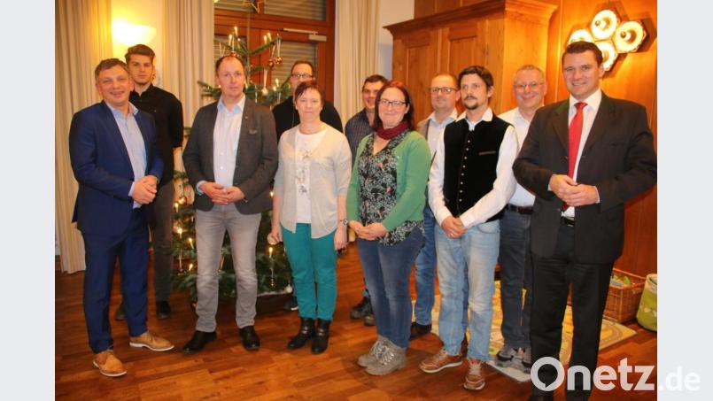 Bürgermeister-Kandidat Manuel Lischka (links) und Landrat Thomas Ebeling rahmen die neun CSU-Kandidaten. Bild: jrh