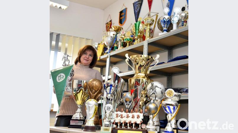 Geschäftsstellenleiterin Susanne Böhm präsentiert eine kleine Menge der Pokale, die sich bei der SpVgg SV Weiden im Laufe der letzten drei Jahrzehnte angesammelt haben. Bild: A. Schwarzmeier