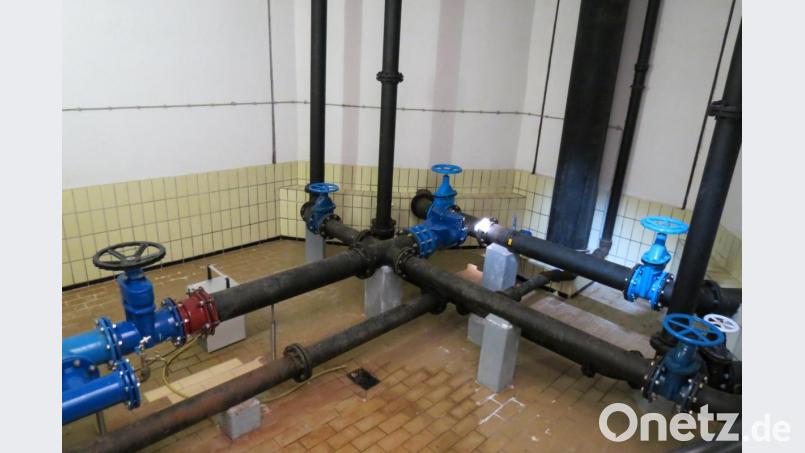 Etliche Leitungen im Hochbehälter &quot;Roßhaupt&quot;sind stark verrostet . Dazu kommen Schäden an Wänden und Decken. Der Neubau in unmittelbarer Nähe wurde im Stadtrat im April 2019 beschlossen. Bild: Köppl, Georg
