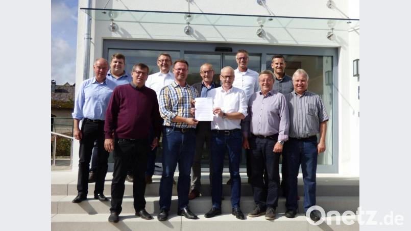 Gegen die Einführung einer 6. Klasse in der Wirtschaftsschule wehren sich mit einer Resolution pro Mittelschule die Bürgermeister (von links) Roland Strehl, Dieter Dehling, Peter Braun, Josef Gilch, Florian Junkes, Albert Geitner, Kreisvorsitzender Bernhard Lindner, Hermann Falk, Hans Koch, Roman Berr und Markus Dollacker. Bild: ibj