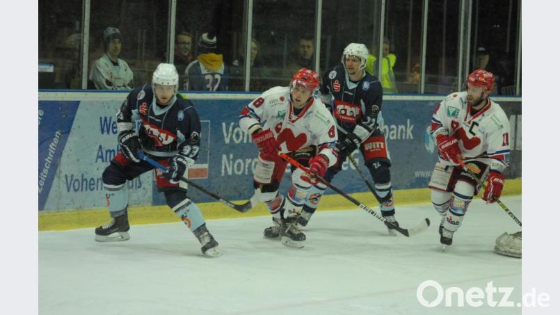 Die Blue Devils verloren am Freitag gegen den Tabellenzweiten Deggendorfer SC unglücklich mit 4:5 nach Verlängerung.Hier lauern die Weidener Marco Pronath (links) und Chase Clayton (Zweiter von rechts) sowie die Deggendorfer Curtis Leinweber (rechts) und Jan Pietsch (Zweiter von links) auf die Scheibe. Bild: gb