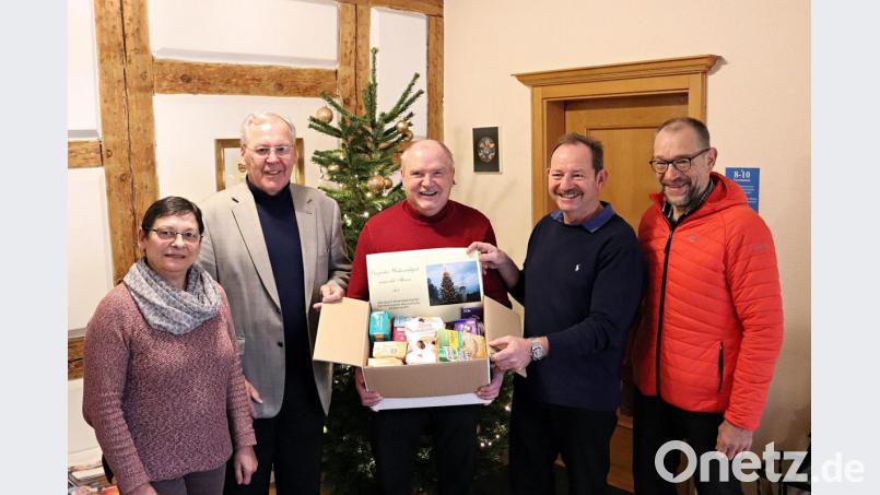 Die Paketaktion für Bedürftige ist für (von links) Lucia Fraunholz-Armstrong, Helmuth Wächter, Peter Lehr, Helmut Amschler und Karl Lorenz eine Herzensangelegenheit. Bild: jma