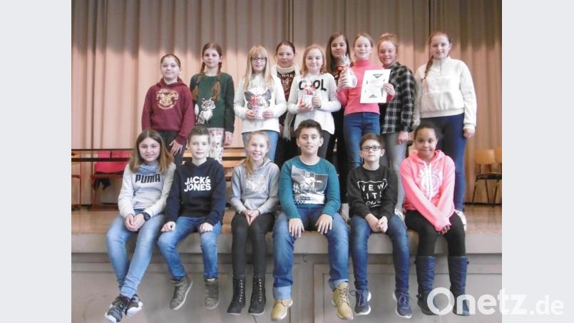 Von den 15 besten Vorlesern des sechs sechsten Klassen wurde Lucia Schäffler Schulsiegerin (letzte Reihe, Dritte von rechts), Emilia Müller zweite Schulsiegerin (letzte Reihe, Fünfte von links) und Franziska Kirschner dritte Schulsiegerin (letzte Reihe, Dritte von links). Bild: jzk