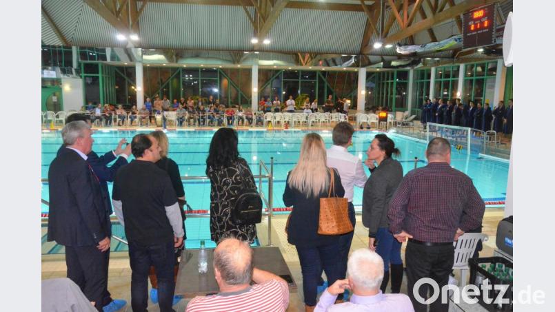 Die Weidener CSU überzeugt sich vom guten Zustand der Thermenwelt und fiebert dem Wasserball-Match des Weidener Schwimmvereins gegen Krefeld entgegen. Bild: Kunz