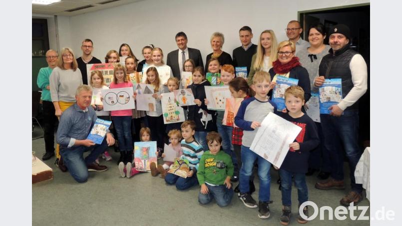 Bürgermeister Edgar Knobloch und Zweite Bürgermeisterin Anita Stauber (hinten Mitte) gratulieren den Kindern und Jugendlichen, die mit ihren Bildern den Kalender „Grafenwöhr 2020“ gestalteten. Bild: mor
