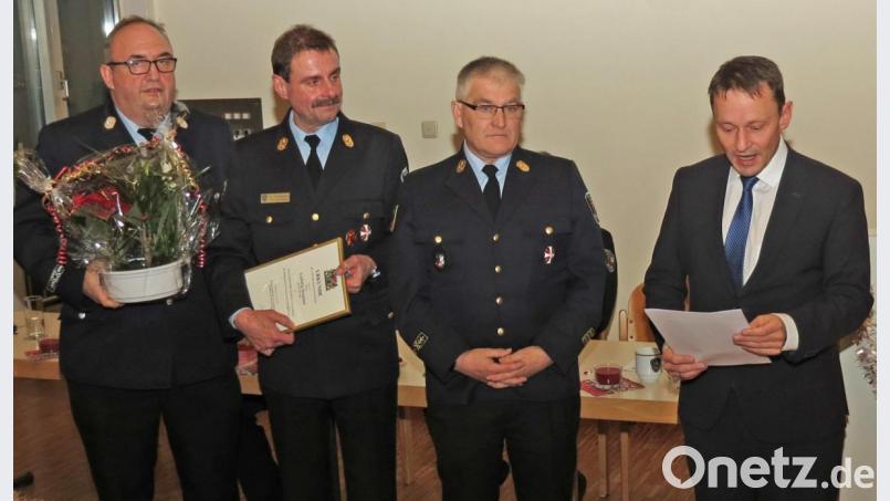 Bürgermeister Jens Meyer (rechts) hebt die überregionale Kompetenz von Stadtbrandinspektor Ludwig Grasser (Zweiter von rechts) heraus, der das Feuerwehr Ehrenkreuz in Gold erhält. Bild: Dobmeier