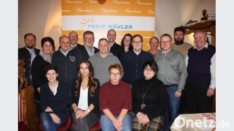 Die Stadtratskandidaten der Freien Wähler. Sitzend von linkjs, Susanne Seidel,Jessica Hötzel, Carmen Zottmeier und Heike Suchanek. Stehend von links, Hubert Schicker, Monika Grötsch, Lothar Siller, Bernd Lux, Johann Wurm, Michael Filchner, Landratskandidat Ely Eibisch, Karo Wenisch, Uwe Friedrich, Franz Härtl, Stephan Frank, Durmaz Murat und Konrad Rosner. Bild: kro