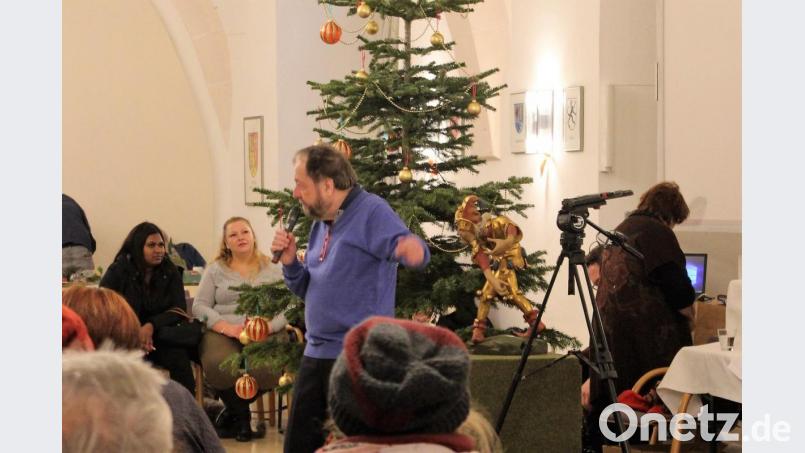 Wolfgang Sander bedankt sich bei den Besuchern und stimmt auf die Preisverleihung ein. Wer hat wohl die goldene Supernuss geknackt? Der Moriskentänzer wartet schon auf seinen neuen Besitzer. Bild: dwi