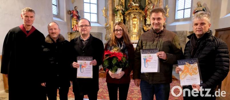 Der Gottesdienst am 3. Advent in der evangelischen Kirche St. Johannes Baptista gibt
der Ehrung von Bläsern des Posaunenchores und den Glückwünschen für Judith Riedel als Kirchenmusikerin einen besonderen Rahmen.
Von links: Diakon Joachim Kiehl, Leiter Wolfgang Lang, Richard Riedel, Judith Riedel, Harald Schönberger und Norbert Meierhöfer. Bild: le