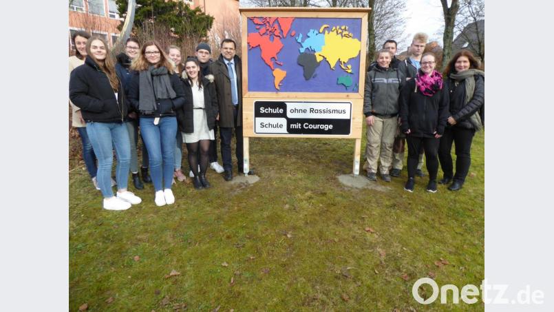 Freude herrschte am BSZ über die neue Weltkarte im Rahmen der Projektarbeit „Schule mit Courage, Schule ohne Rassismus“. Bild: bba