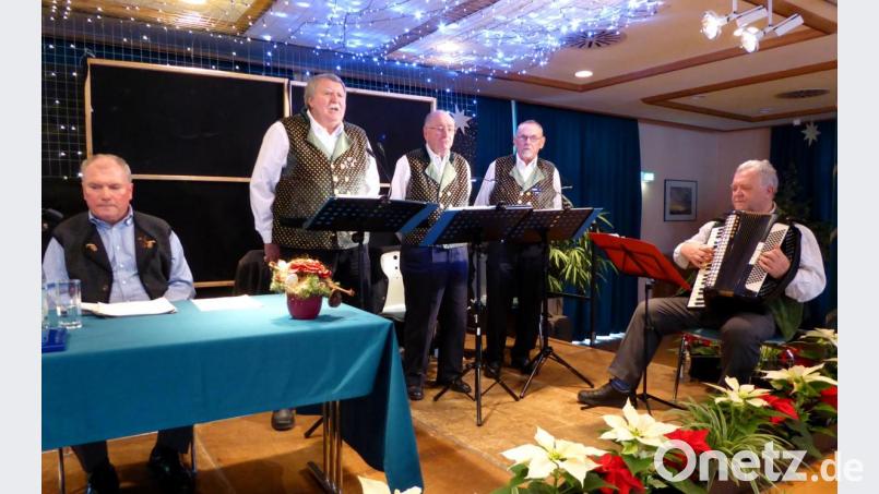 Bertram Erhardt (links) und die „Waldhauser Sänger“ mit Akkordeonisten Fred Fröhlich. Bild: Schönberger, Ferdinand [fsb]