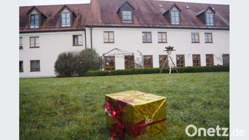 50 000 Euro Zuschuss für neue Möbel. Über dieses Weihnachtspaket für das Alten- und Pflegeheim St. Johannis Stift (im Hintergrund) waren sich nicht alles Stadträte einig. Das vermutlich leere Deko-Päckchen hier dürfte der Wind vom Christbaum geschüttelt haben. Bild: bl