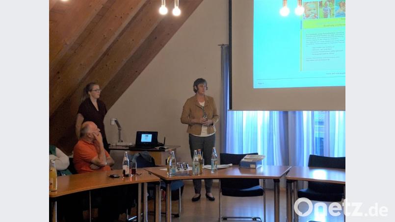Nadine Weiß und Jutta Forster (stehend, von links) informierten die Teilnehmer des Austauschtauschtreffens Nachbarschaftshilfen über die Angebote des Amtes für Ernährung, Landwirtschaft und Forsten. Bild: wwl