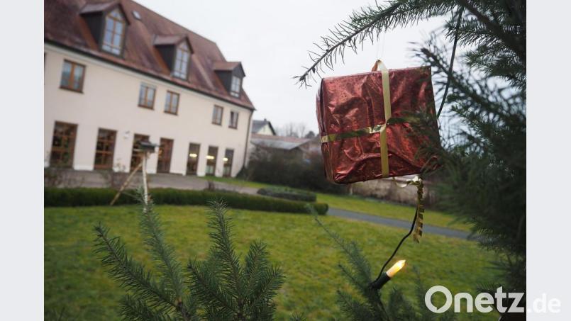 In die Päckchen am Christbaum neben dem Pfreimder Altenheim passen sie nicht, die neuen Möbel. Aber mit dem Zuschuss der Stadt sind die geplanten Investitionen jetzt leichter zu stemmen. Bild: bl